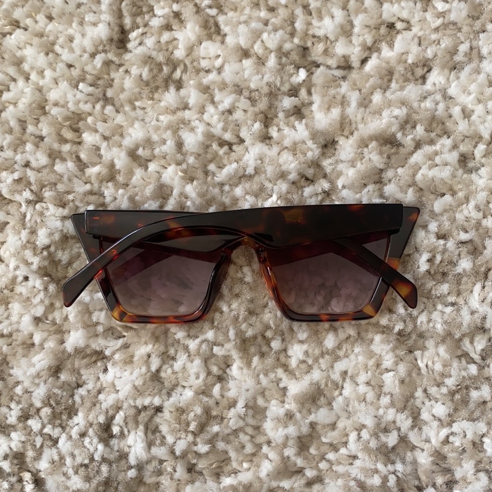 Stylish Tortoise Shell Sunglasses! - Picture 4 of 5